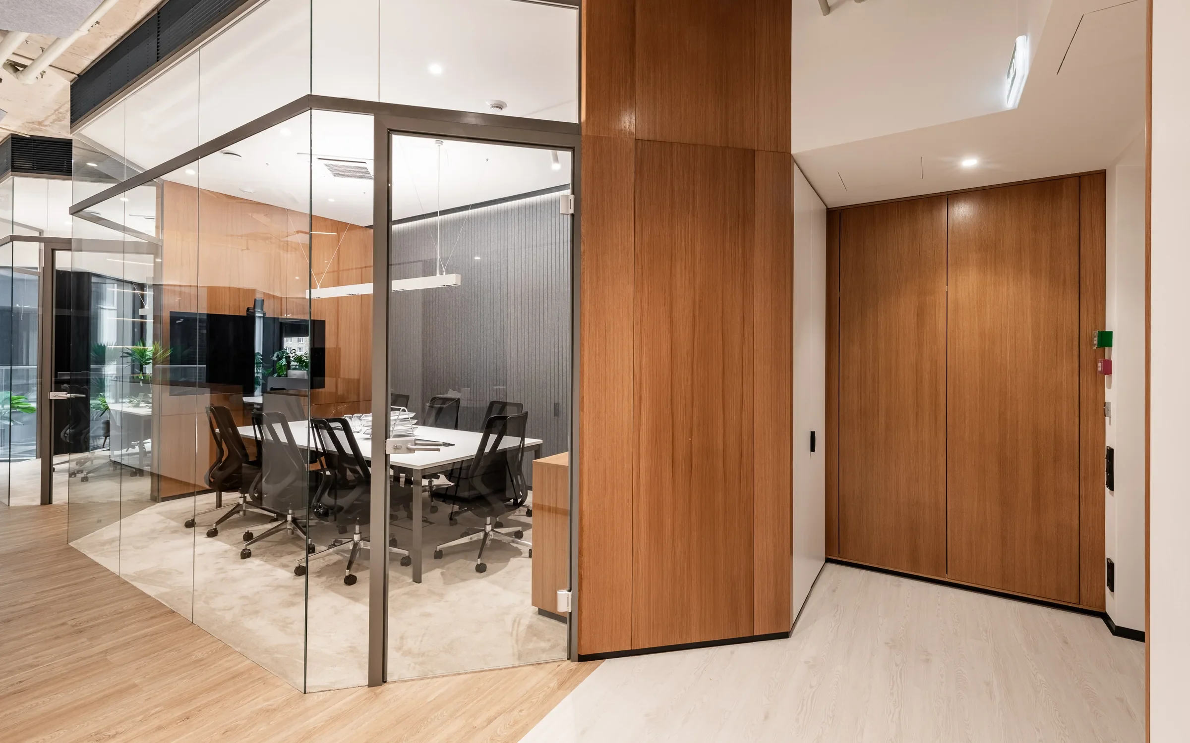 Glazed meeting enclosure